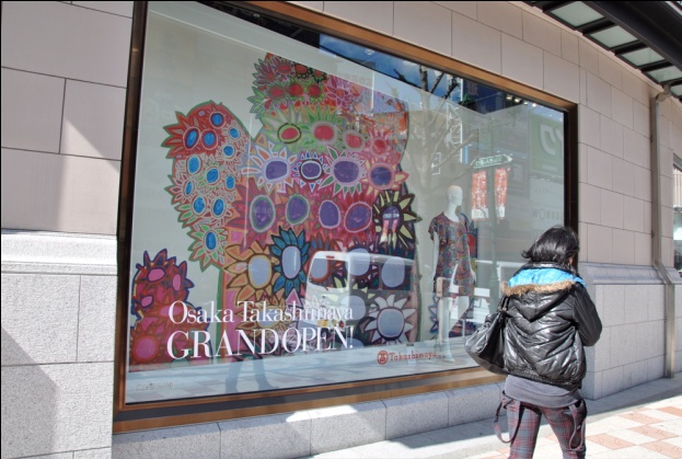 高島屋大阪店１階ウィンドウに飾られた山野将志の絵